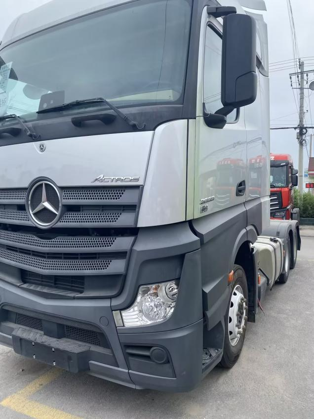 奔驰 Actros 牵引车